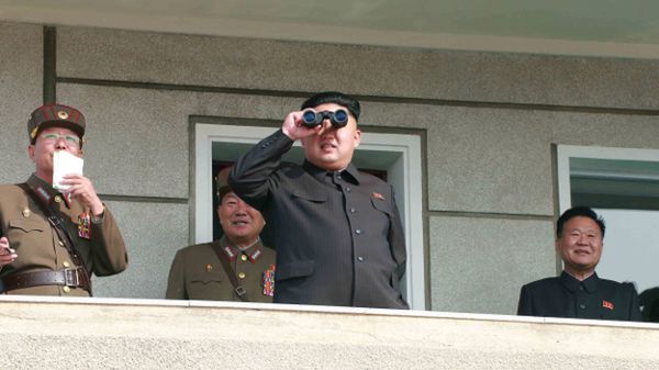 Lider Korei Północnej Kim Dzong Un w towarzystwie oficerów