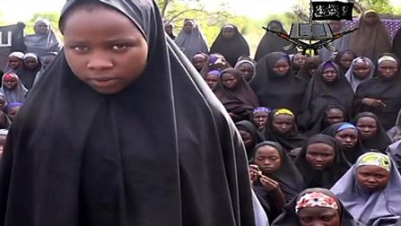 Kadr z nagrania upublicznionego przez Boko Haram, na którym widać licealistki porwane w Chibok