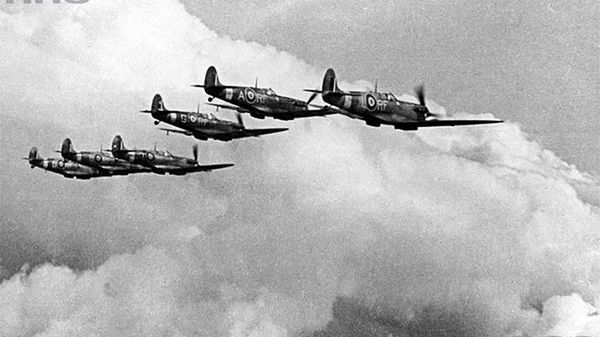 Samoloty Spitfire polskiego Dywizjonu 303 w Wielkiej Brytanii, podczas lotu w szyku bojowym
