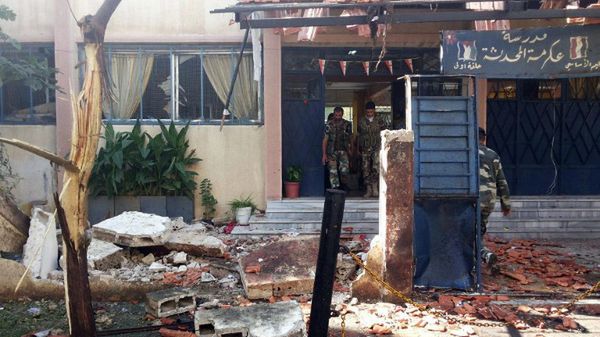 Zniszczenia po zamachu w pobliżu szkoły