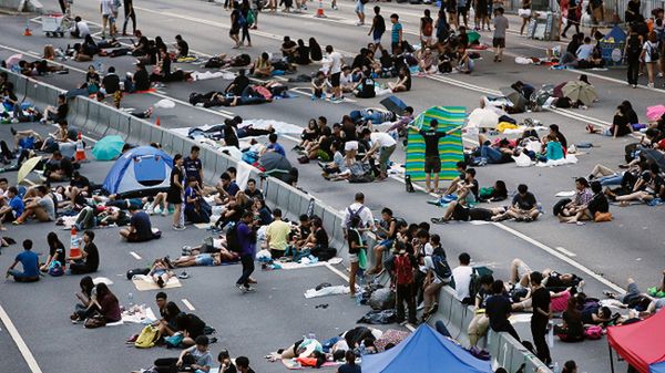 Ulice Hongkongu w dzień i w nocy zapełnione są studentami