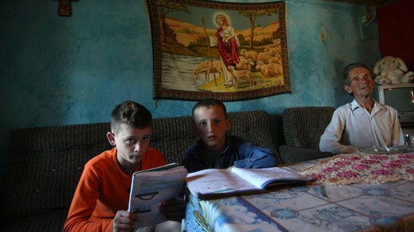 12-letni Amarildo i 9-letni Nikol, którzy z powodu obawy przed zemstą od urodzenia nie wychodzą z domu