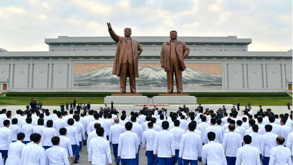 Przymusowe oddawanie hołdu wodzom stanowi element państwowości Korei Północnej