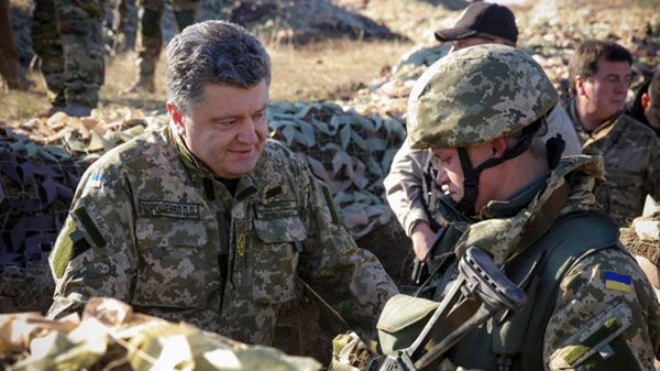 Petro Poroszenko podczas wizyty w rejonie walk