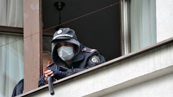 Budynki kontrolowane są przez uzbrojonych zamaskowanych mężczyzn