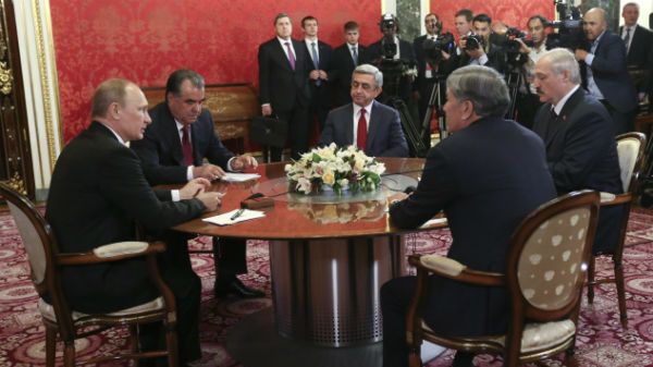 Władimir Putin (pierwszy z lewej) podczas spotkania z prezydentami Armenii, Białorusi, Kirgistanu i Tadżykistanu
