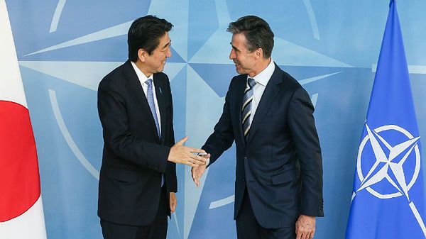 Premier Japonii Shinzo Abe i sekretarz generalny NATO Anders Fogh Rasmussen