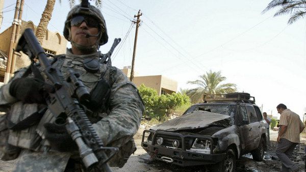 Zniszczony w zamachu samochód, którym podróżował ambasador Polski Edward Pietrzyk; październik 2007 r.