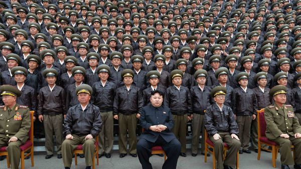 Północnokoreański przywódca Kim Dzong Un na tle swojej armii