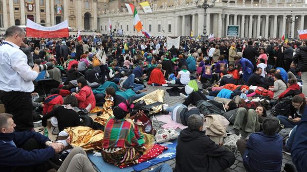 Wierni czekają na kanonizację na pl. św. Piotra