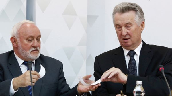 Sekretarz PKW Kazimierz Czaplicki i przewodniczący PKW Stefan Jaworski (z prawej) podczas losowania numerów list komitetów wyborczych