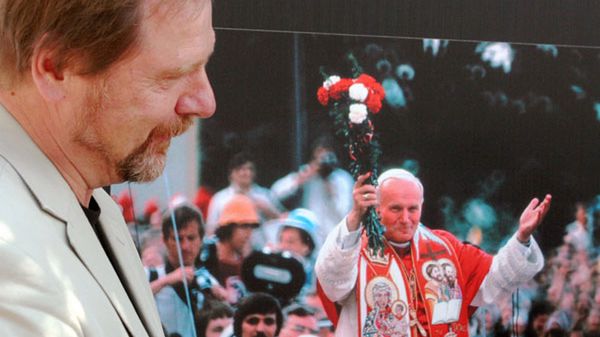 Fotoreporter Chris Niedenthal na tle słynnego zdjęcia papieża
