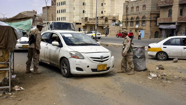 Jemeńscy żołnierze na punkcie kontrolnym