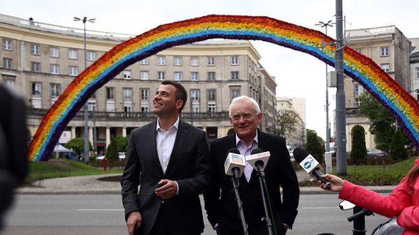 Europoseł SLD Wojciech Olejniczak i przewodniczący SLD Leszek Miller podczas briefingu przed Tęczą