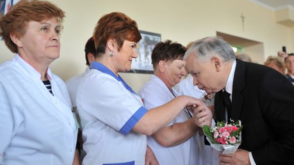 Prezes PiS Jarosław Kaczyński wita się z personelem szpitala