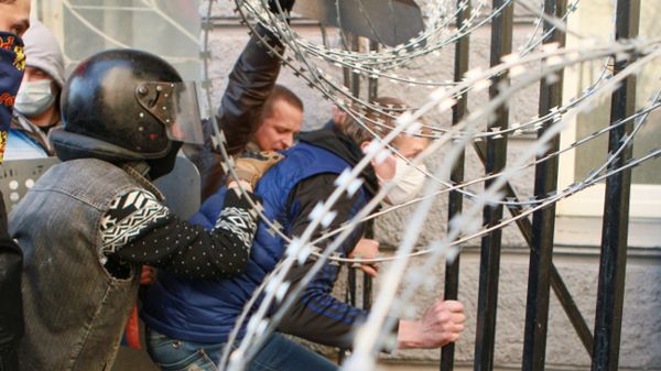 Prorosyjscy demonstranci wdzierają się do siedziby regionalnych władz w Doniecku, 6 kwietnia