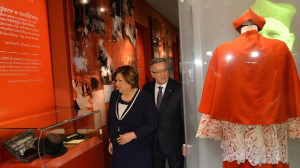 Prezydent Bronisław Komorowski z małżonką Anną Komorowską zwiedzają przebudowane Muzeum Dom Rodzinny Jana Pawła II w Wadowicach