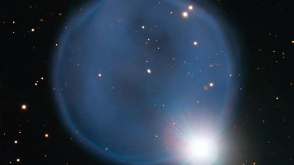 Mgławica planetarna Abell 33 sfotografowana za pomocą teleskopu VLT. Widok przypomina pierścionek zaręczynowy z diamentem.