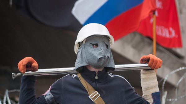 Jeden z prorosyjskich demonstrantów na barykadach w Doniecku