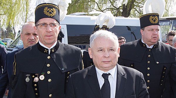 Prezes PiS Jarosław Kaczyński w drodze do siedziby związków zawodowych kopalni "Zofiówka"
