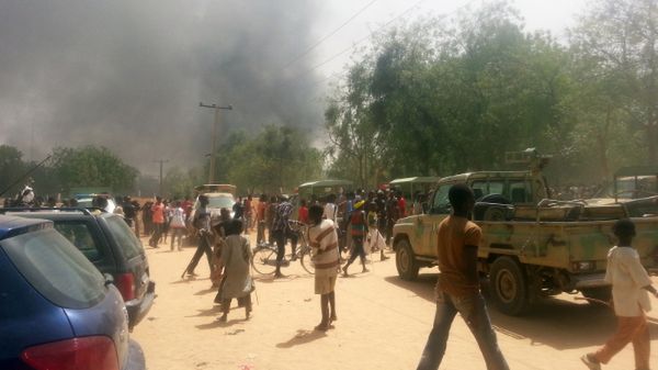 Dym unoszący się znad koszar w Maiduguri,podczas ataku Boko Haram, 14 marca