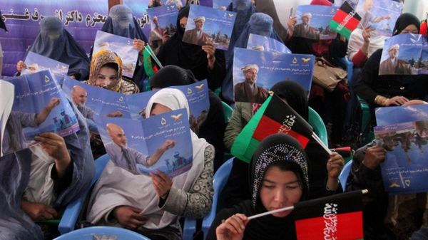 Afganki przeglądają broszury wyborcze Aszrafa Ghaniego