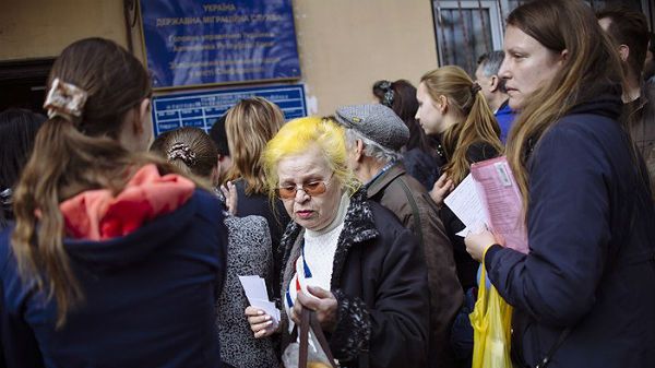 Mieszkańcy Symferopola w kolejce po rosyjskie paszporty