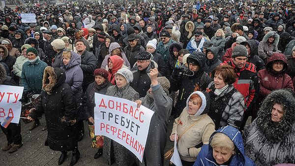 Tłum na ulicy Doniecka z transparentami, mówiącymi o potrzebie referendum