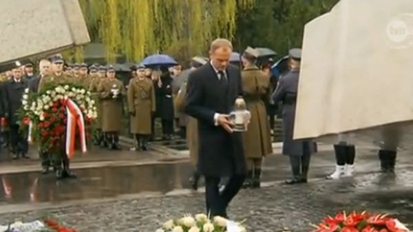 Donald Tusk oddał hołd ofiarom katastrofy smoleńskiej na Powązkach