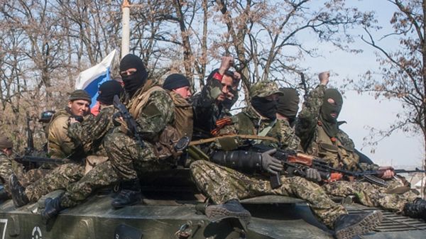 Transportery opancerzone z rosyjskimi flagami w drodze ze Słowiańska do Krematorska