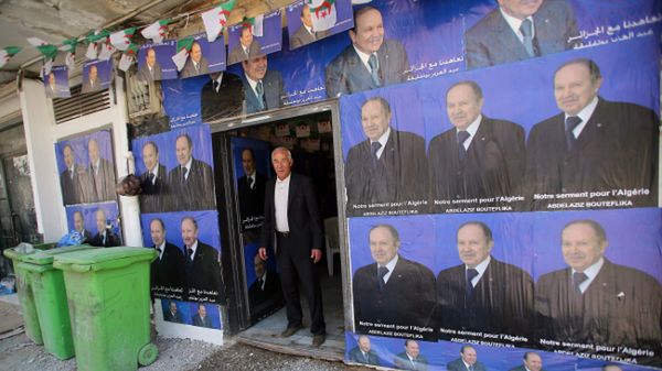 Plakaty wyborcze Butefliki w Algierze