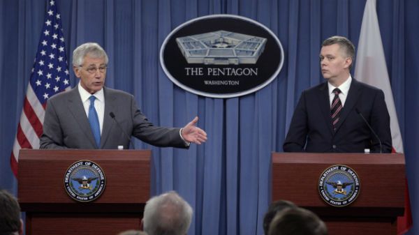 Chuck Hagel (z lewej) i Tomasz Siemoniak (z prawej)
