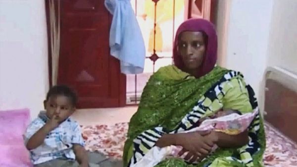 Meriam Jehja Ibrahim z urodzoną w więzieniu córeczką i półtorarocznym synkiem