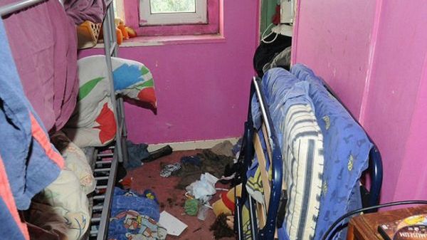 Jedno z pomieszczeń, w którym spały dzieci