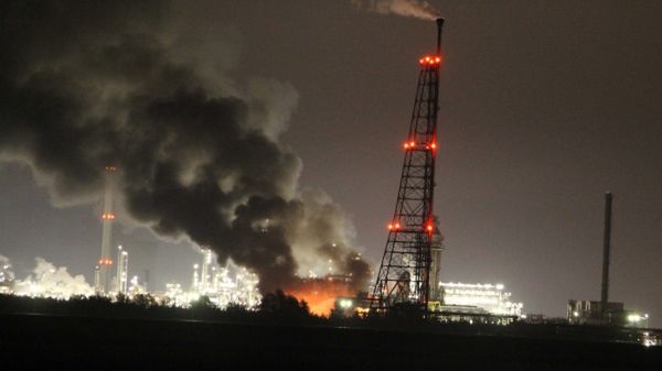 Nad kompleksem unoszą się kłęby gęstego dymu