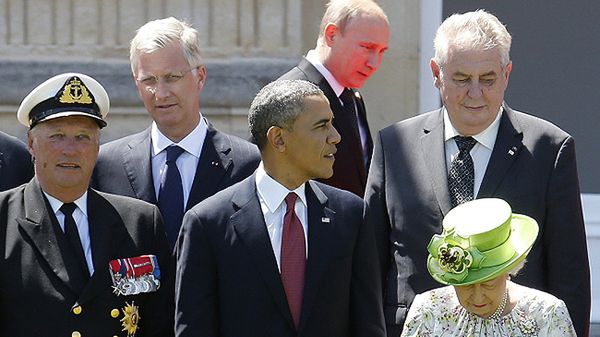 Uczestnicy uroczystości z okazji 70. rocznicy desantu aliantów