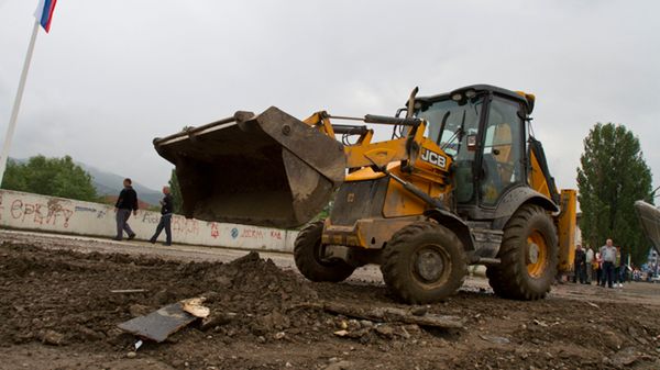Usuwanie blokady na moście w Kosovskiej Mitrovicy