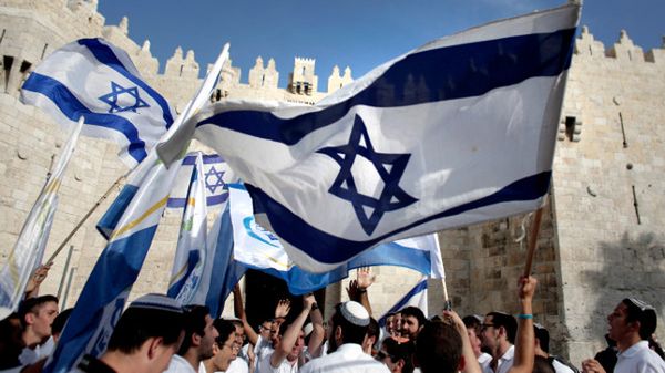 Marsz flag przy Bramie Damasceńskiej starego miasta w Jerozolimie