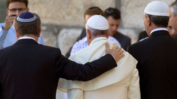 Rabin Abraham Skórka - przyjaciel papieża z Argentyny - obejmuje papieża Franciszka, obok lider społeczności muzułmańskiej w Argentynie Omar Abboudan przy ścianie płaczu