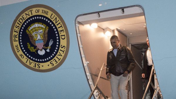 Barack Obama wysiada z samolotu w Afganistanie