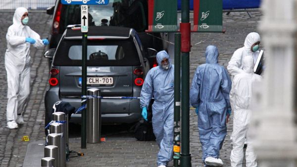 Śledczy przed Muzeum Żydów w Brukseli