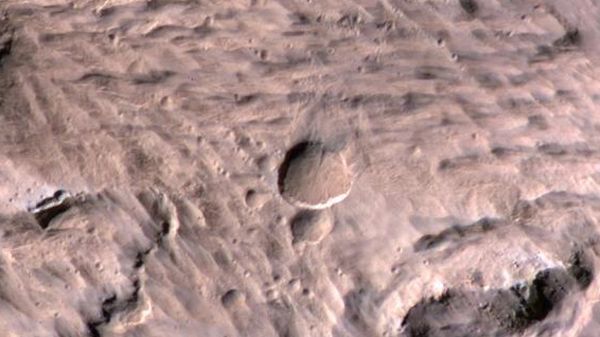 Największych ze nowych kraterów na Marsie odkrytych na zdjęciach z sondy Mars Reconnaissance Orbiter. Powstał prawdopodobnie w marcu 2012 roku.