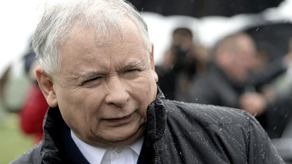 Jarosław Kaczyński po konferencji prasowej na koronie wału przeciwpowodziowego w delcie Wisły i Sanu we Wrzawach