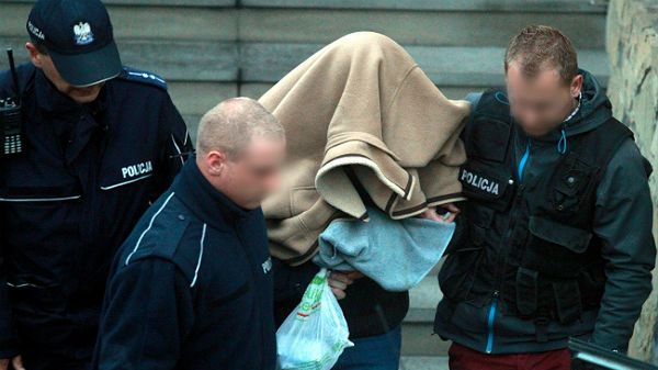 Policja wyprowadza z domu w Nowym Sączu znachora Marka H.