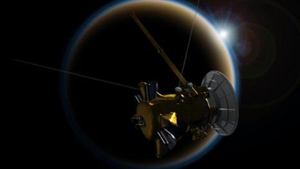 Artystyczna wizja zachodu Słońca obserwowanego przez sondę Cassini przez atmosferę tego księżyca