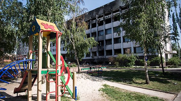 Spalony budynek ratusza w Mariupolu