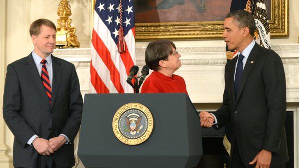 Mary Jo White odbiera nominację z rąk Baracka Obamy