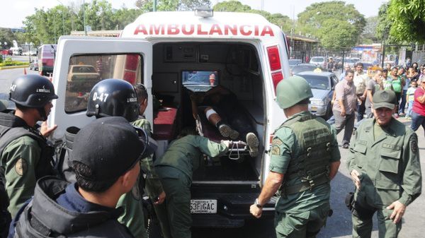 Pod gmachem więzienia pojawiło się wojsko, wspomagane przez czołgi