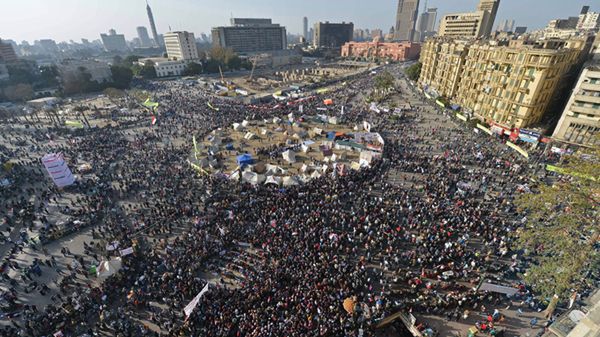 Tłumy protestujących na placu Tahrir w Kairze