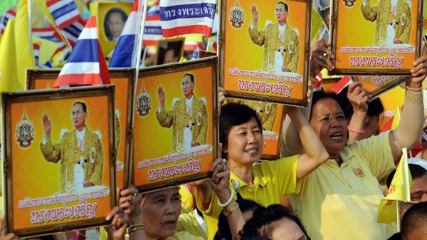 Tajowie z portretami otaczanego niemal boską czcią króla Ramy IX